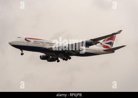 British Airways Boeing 747 Jumbo Jet G-CIVV Jet Airliner Flugzeug Landung in London Heathrow Flughafen, Großbritannien, bei schlechtem Wetter. 747-400 Stockfoto