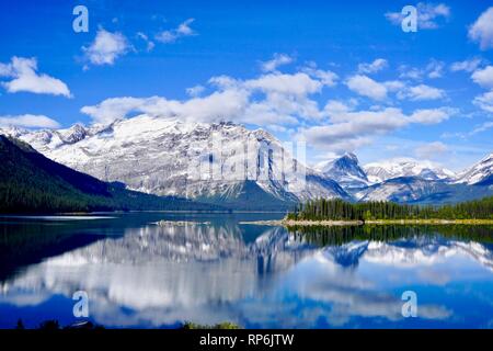 Berg Reflexionen in ruhigen blauen See Wasser Stockfoto