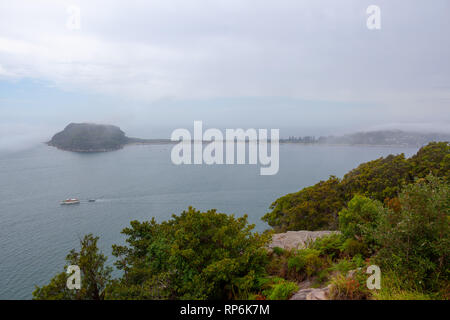 Barrenjoey Leuchtturm gesehen von West Head Aussichtspunkt im Ku-ring-gai Chase National Park in Sydney, Australien Stockfoto