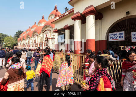 Die dakshineswar Kali Tempel am Ufer des Hooghly River mit den Menschen vor Ort zu gehen und an einem sonnigen Tag mit blauen Himmel. Stockfoto