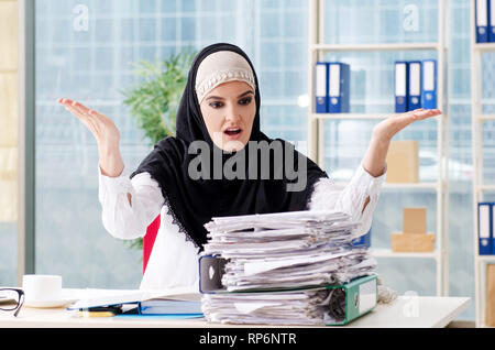 Frau muslimischen Mitarbeiter im Büro Stockfoto