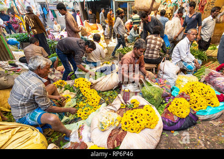 Massen von Einheimischen Verkäufern und Käufern, die die Hektik der Mullick Ghat Blumenmarkt. Stockfoto