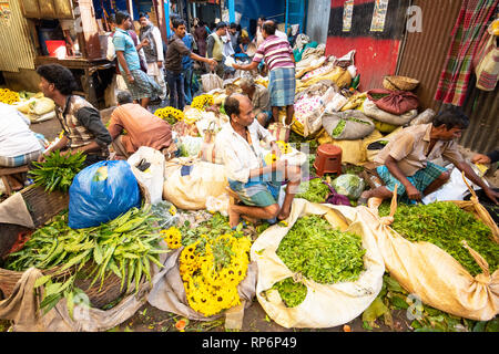 Massen von Einheimischen Verkäufern und Käufern, die die Hektik der Mullick Ghat Blumenmarkt. Stockfoto