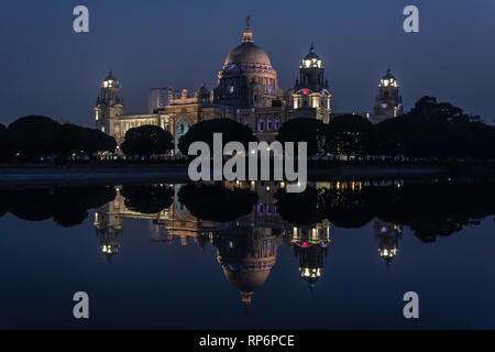 Eine Nacht Dämmerung Abend Blick auf die Queen Victoria Memorial in Kalkutta spiegelt sich im Wasser der westlichen Teich gespiegelt. Stockfoto