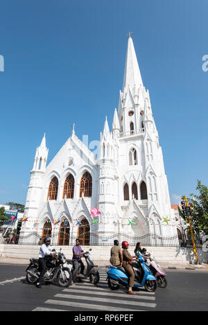 Außenansicht des San Thome Kirche, die auch als St. Thomas Kathedrale Basilica in Chennai bekannt an einem sonnigen Tag mit blauen Himmel. Stockfoto