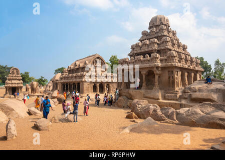 Pancha Rathas auch als fünf Rathas oder Pandava Rathas in Mahabalipuram mit Touristen und Einheimischen besucht an einem sonnigen Tag mit blauen Himmel bekannt. Stockfoto