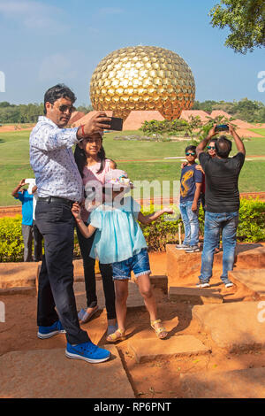 Einheimische und Touristen selfies ergreifen, falls sich die Vorderseite des Matrimandir - die goldene Kuppel Denkmal in Auroville - ein Konzept Stil in der Nähe von Pondicherry. Stockfoto