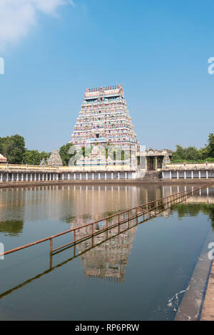 Ein Blick auf die Nordseite gopuram und Teich von Thillai Nataraja Tempel an einem sonnigen Tag mit blauen Himmel. Stockfoto