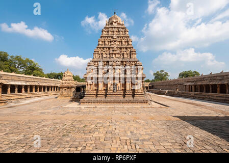 Eine Weitwinkelansicht Airavatesvara Tempel an einem sonnigen Tag mit blauen Himmel. Stockfoto