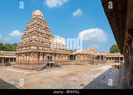 Eine Weitwinkelansicht Airavatesvara Tempel an einem sonnigen Tag mit blauen Himmel. Stockfoto