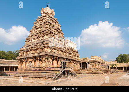 Eine Weitwinkelansicht Airavatesvara Tempel an einem sonnigen Tag mit blauen Himmel. Stockfoto