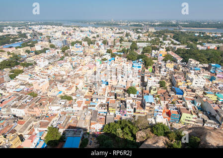 Ein stadtbild Blick über Tiruchirappalli oder Trichy in Indien aus dem Felsen Fort Tempel genommen an einem sonnigen Tag mit blauen Himmel. Stockfoto