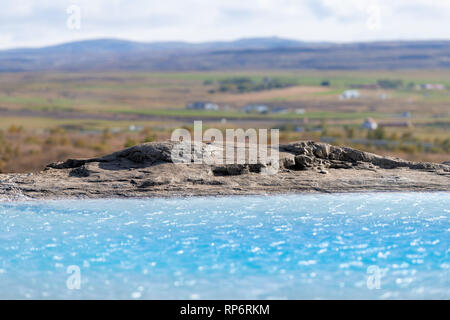 Tal Haukadalur mit abstrakten Nahaufnahme des azurblauen Großen Geysir Geysir Pool landschaft mit niemand im Süden Islands geothermie Golden Circle Stockfoto