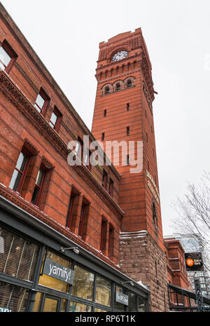 Der Uhrturm auf dem Dearborn Station, eine Signatur, rotes Backsteingebäude in der Innenstadt von Chicago, Illinois, USA. Stockfoto