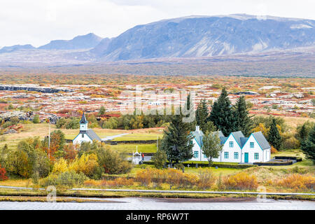 Thingvellir Nationalpark mit bunten gelb orange Herbst Laub während der Tag in Island Golden Circle und Bauernhaus Kirche genannt Thingvalla Kirkja Stockfoto