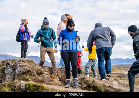 Thingvellir, Island - 20. September 2018: Nationalpark canyon Wasserscheide Platte während Tag Landschaft mit Leute, die Bild oben auf Mou Stockfoto