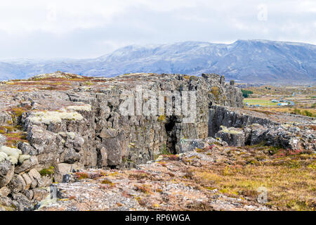 Thingvellir, Island National Park canyon Wasserscheide Platte während Tag Landschaft mit Rocky Mountain Stockfoto