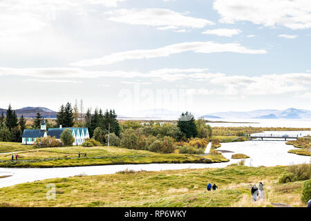 Thingvellir, Island - 20. September 2018: Nationalpark mit Herbstlaub während der Tag in Island Golden Circle und Bauernhaus Kirche genannt Thingvall Stockfoto