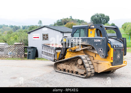 Markham, USA - 5. Oktober 2018: John Deere Landwirtschaft Lkw auf stribling Apple Orchard Farm in Virginia mit niemand Stockfoto