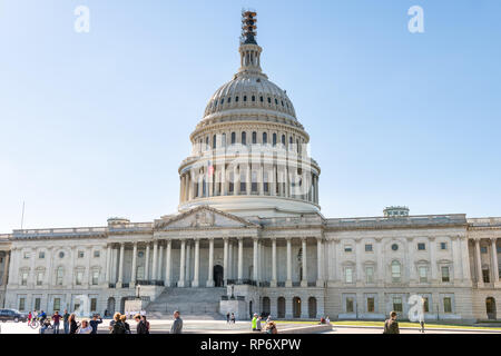 Washington DC, USA - Oktober 12, 2018: US-Kongress Kuppelbau Fassade außen auf dem Capitol Hill mit blauem Himmel, Säulen Säulen und Menschen Stockfoto