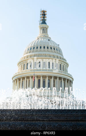 US-Kongress Dome vertikale Ansicht Nahaufnahme mit Springbrunnen Spritzen und die amerikanische Flagge schwenkten in Washington DC, USA auf dem Capitol Hill mit Colum Stockfoto