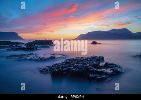 Küsten Sonnenuntergang über Dyrafjordur Fjord, aus der Nähe von Pingeyri. Westfjorde, Island. Stockfoto