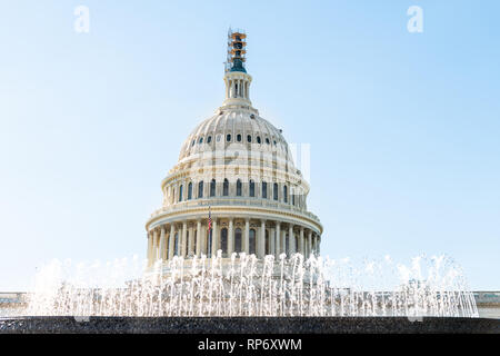 US-Kongress Dome Ansicht Nahaufnahme mit Springbrunnen Spritzen und die amerikanische Flagge schwenkten in Washington DC, USA auf dem Capitol Hill mit Säulen Säule Stockfoto