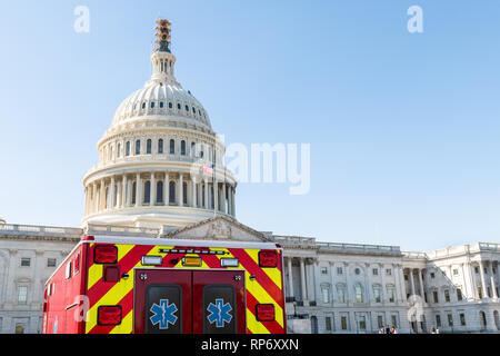 Washington DC, USA - Oktober 12, 2018: US-Kongress Kuppelbau außen auf dem Capitol Hill mit Krankenwagen red fire truck closeup Stockfoto