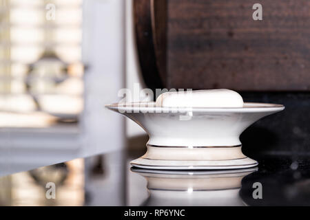 Nahaufnahme des modernen Waschbecken mit Vintage Seife Behälter Halterung auf Arbeitsplatte in Staging Modell Home Appartement oder Haus Stockfoto