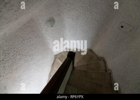 Hohe Betrachtungswinkel und nach unten schauen. Der alten Vintage Stein Keller Höhle wicklung Wendeltreppe grauer Beton Farbe Anzeigen in Europa mit keiner abstrakten Patte Stockfoto