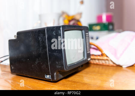 Nahaufnahme von winzig kleinen ein schwarzes Fernsehen Retro Vintage in der Datscha cottage Home auf hölzernen Tisch in Land Landschaft Wohnzimmer Stockfoto