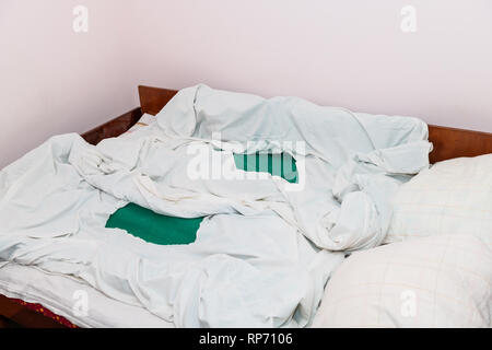 Rustikale datscha Land Home oder House Cottage Schlafzimmer mit Futon Matratze, Kissen und Bettwäsche Bettdecke Decke Stockfoto