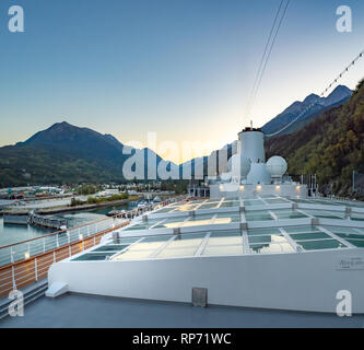 September 15, 2018 - Skagway, AK: Sport deck und geschlossene Magrodome von Holland America des Volendam, beim Andocken am Hafen von Skagway. Stockfoto