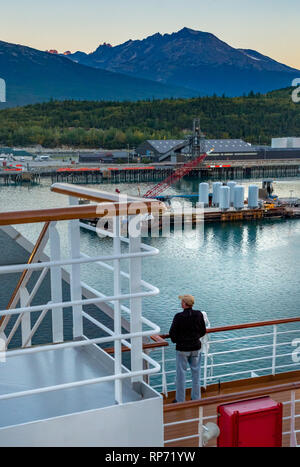 September 15, 2018 - Skagway, AK: Männliche solitäre Kreuzfahrtschiff Passagier mit Blick auf den Hafen von der Holland America Die Volendam, während es im Hafen anlegt. Stockfoto