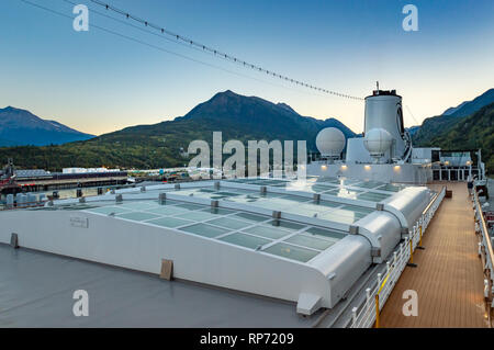 September 15, 2018 - Skagway, AK: Sport deck und geschlossene Magrodome von Holland America des Volendam, beim Andocken am Hafen von Skagway. Stockfoto