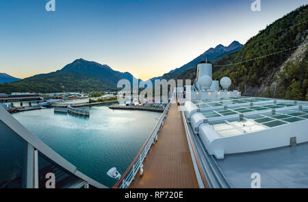 September 15, 2018 - Skagway, AK: Small Boat Harbour, Sport Deck und geschlossene Magrodome von Holland America des Volendam, beim Andocken an Port. Stockfoto