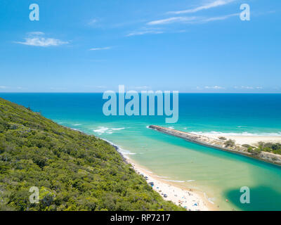 Eine Luftaufnahme von tallebudgera Creek an einem sonnigen Tag mit blauen Wasser an der Gold Coast in Queensland, Australien Stockfoto