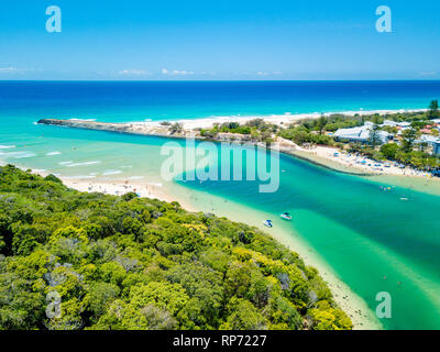 Eine Luftaufnahme von tallebudgera Creek an einem sonnigen Tag mit blauen Wasser an der Gold Coast in Queensland, Australien Stockfoto