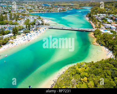 Eine Luftaufnahme von tallebudgera Creek an einem sonnigen Tag mit blauen Wasser an der Gold Coast in Queensland, Australien Stockfoto