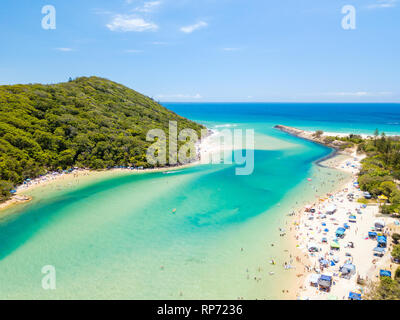 Eine Luftaufnahme von tallebudgera Creek an einem sonnigen Tag mit blauen Wasser an der Gold Coast in Queensland, Australien Stockfoto