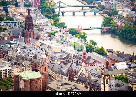 Über anzeigen in der Frankfurter Altstadt Stadtzentrum - Römerberg Square, St. Bartholomäus Kathedrale und St. Pauls Kirche. Stockfoto