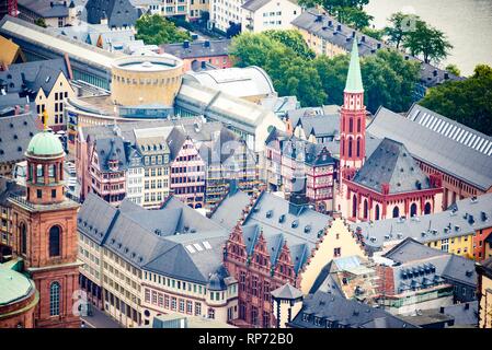 Über anzeigen in der Frankfurter Altstadt Stadtzentrum - Römerberg Square und St. Nikolaus Kirche. Stockfoto