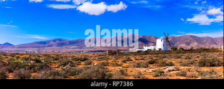 Fuerteventura Reisen - malerische Landschaften der Insel vulkanischen Ursprungs, mit traditionellen Windmühle. Kanarische Inseln Stockfoto