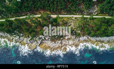 Drone Luftaufnahme von Straße auf das Meer an der Küste in Galizien, Spanien. Stockfoto