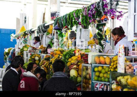 Lima, Peru, 30. Dezember, 2018: Saft Anbieter innerhalb des San Pedro Markt in Cusco - Peru Stockfoto