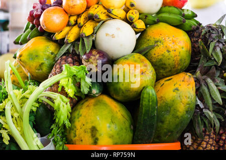 Obst Hintergrund, viele frische Früchte gemischt zusammen. Stockfoto