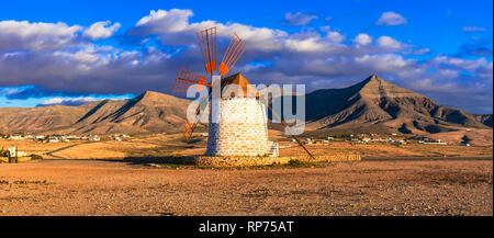 Fuerteventura Reisen - malerische Landschaften der Insel vulkanischen Ursprungs, mit traditionellen Windmühle. Kanarische Inseln Stockfoto