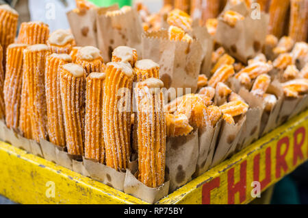 Detail der traditionellen Churros aus Lima, Peru. Stockfoto