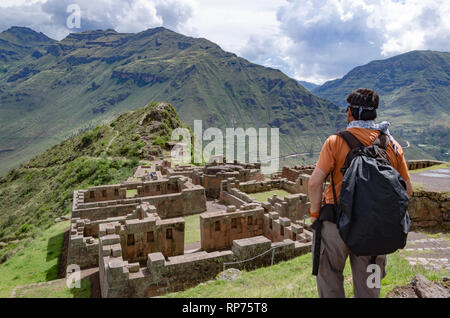 Touristische Erkundung des Inka Trails, die zu den Ruinen von Pisac, heiliges Tal, die wichtigsten Reiseziel in Cusco, Peru. Urlaub und Abenteuer in Südamerika. Stockfoto