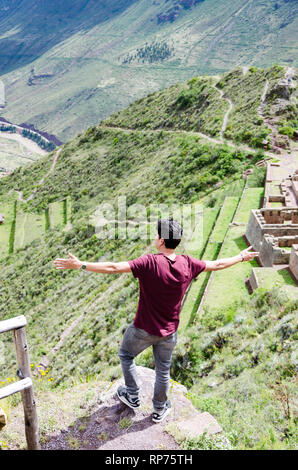 Touristische Erkundung des Inka Trails, die zu den Ruinen von Pisac, heiliges Tal, die wichtigsten Reiseziel in Cusco, Peru. Urlaub und Abenteuer in Südamerika. Stockfoto